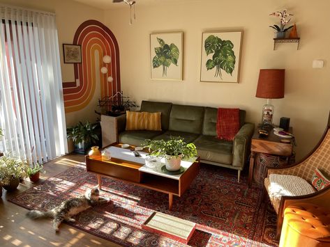 See Inside a Mid-Century Modern-Inspired Phoenix Apartment | Apartment Therapy Phoenix Apartment, Eclectic Grandma, Mid Century Modern Eclectic, Mid Century Apartment, Mid Century Modern Apartment, Grandma Vibes, Bedroom Traditional, Traditional Dining Rooms, Mid Century Modern Bedroom