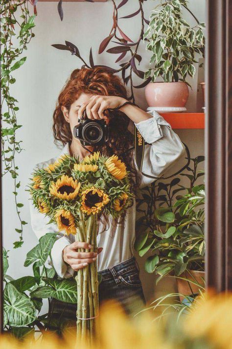 Flower Camera, Faceless Portraits, Aesthetic Profile Picture Cartoon Soft, Strong Emotions, Profile Wallpaper, Faceless Portrait, Dreamy Photography, Cute Backgrounds For Phones, Self Portrait Photography