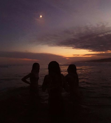 Aesthetic Night Life, Memories Aesthetic, Sunset Friends, Summer Swimming, Beach At Night, Night Swimming, Beach Night, Sky Sunset, Summer Goals