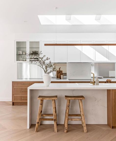 Harris Kitchens And Joinery on Instagram: “A touch of Spain in Coogee 🌴 The stunning timber grain cabinetry from @farmersdoors , combined with the beautiful DaVinci bench top from…” Skylight Kitchen, Kitchen Benchtops, Beautiful Kitchen Designs, Stone Bench, Kitchen Inspiration Design, Co Design, Kitchen Handles, The Palm, Beautiful Kitchens