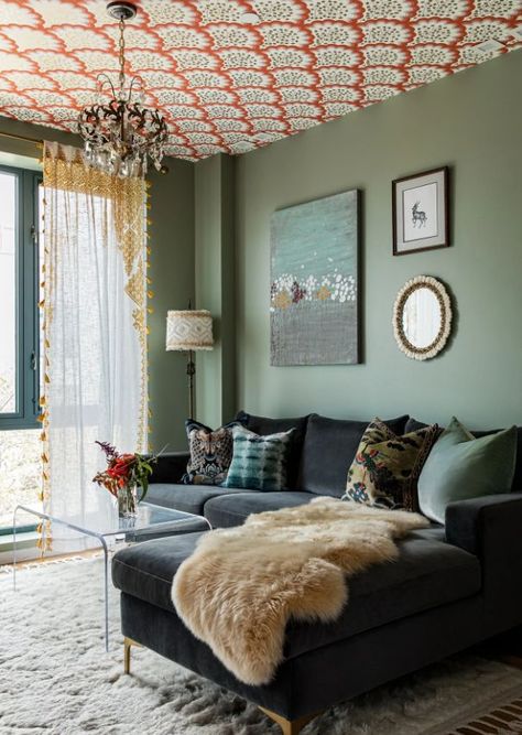 When converting her client's second bedroom to an entertainment space, Alicia's vision was to create a moody, art deco inspired lounge that evoked opulence and playfulness. "Stylistically, the elegant pattern of Angelina (Coral) was the perfect fit and, when placed on the former flat white ceiling, would make the most impact while maintaining the space's sense of coziness and relaxation." Photo via Alicia Hassen Painting Ideas For Living Room, Room Pinterest, Sage Green Paint Color, Wall Painting Ideas, India Decor, Living Room Color Schemes, Ideas For Living Room, Small Space Design, Room Color Schemes