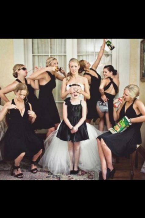 Must have funny bridesmaid picture; bridesmaids drinking, fondling, and flashing panties. Bridesmaid Pictures, Bridesmaid Funny, Creative Wedding Photo, Bridesmaids Photos, Foto Tips, Bridal Party Photos, Wedding Party Photos, Tampa Florida, Wedding Humor