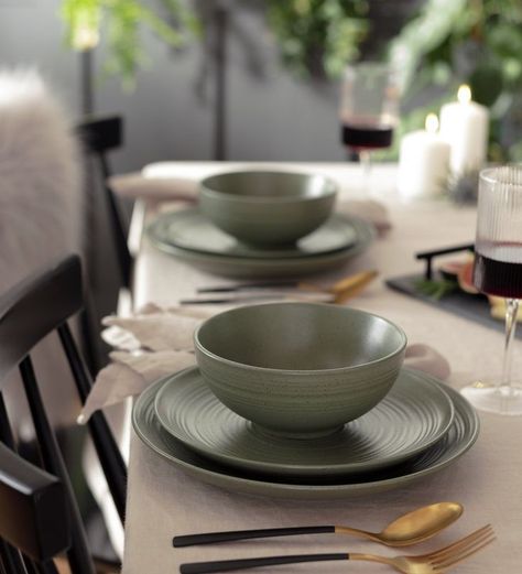 Dinner Sets Dinnerware Beautiful, Green Plates Table Setting, Green Dinnerware Set, Stoneware Dinner Sets, Green Dinnerware, Black Cutlery, Crockery Set, House Staging, Speckled Stoneware