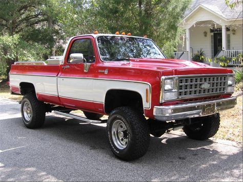 One day I'll be driving this dream pick-up and waving my hand to you while I'm passing you by :)) Chevrolet Trucks Lifted, Vintage Trucks Chevy, Chevrolet 1957, Custom Lifted Trucks, Silverado Truck, Chevrolet Truck, Lifted Chevy, Lifted Chevy Trucks, Chevy Pickup Trucks