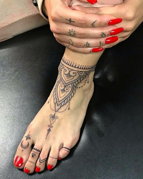 Mandala Foot Tattoo, Henna Tattoo Foot, Foot Tattoo Ideas, Tiny Foot Tattoos, Egyptian Eye Tattoos, Toe Tattoos, Foot Henna, Ankle Tattoos For Women, Chic Tattoo