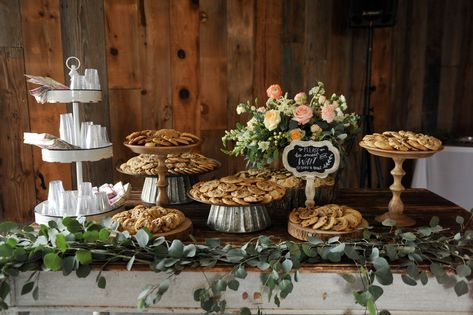 Barn wedding cookie bar Wedding Cookies Display, Cookie Reception, Wedding Bar Display, Display Cookies, Cookies Display, Cookie Bar Wedding, Cookie Table Wedding, Cafe Board, Wedding Cookie Table