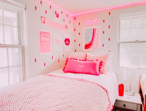 Pink Trendy Bedroom, Preppy Teen Bedroom, Preppy Bedrooms, Preppy Room Ideas, Preppy Rooms, Preppy Bedroom, College Dorm Room Decor, Dorm Inspo, Dorm Room Designs