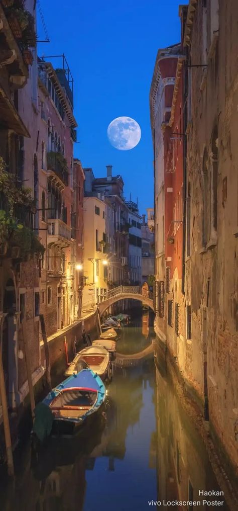 Lock Screen Picture, Europe Wallpaper, Hd Landscape, Moon Pictures, Italy Aesthetic, Best Iphone Wallpapers, Beautiful Moon, Cute Love Pictures, Venice Italy