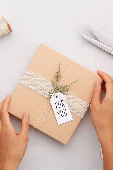 Shop the Best Gifts For Everyone on Your #NiceList Creative Gift Packaging, Gift Wrapping Techniques, Gift Wrapping Inspiration, Packaging Ideas Business, Handmade Packaging, Gifts Wrapping Diy, Creative Gift Wrapping, Professional Gifts, Diy Gift Wrapping