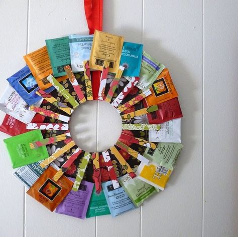 tea_wreath Tea Bag Wreath, Tea Wreath, Kitchen Wreath, Tea Diy, Crafty Gifts, Homemade Christmas Gifts, Diy Gift Ideas, Gifts To Make, Dollar Store Crafts