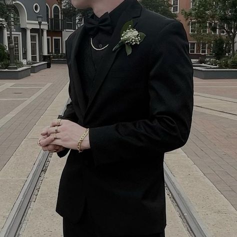 All Black Suit Men Prom, Prom Suits For Men Black, Black Suit Prom, Prom Men Outfit, Men Prom Outfit, Mens Prom Outfit, Prom Looks For Guys, Prom Outfits Men, All Black Tux