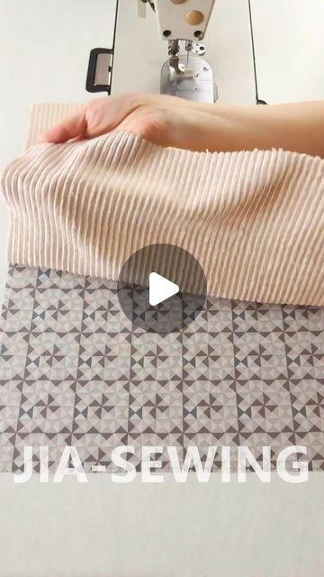 Corduroy Bag Diy, Homemade Bags Sewing, Laundry Bags Diy, Diy Christmas Gifts Funny, Sewing A Bag, Patchwork Bags Diy, Sew Bag, Sewing Handbag, Tools Bag