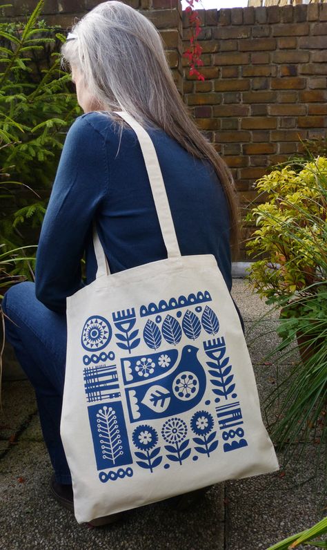 Scandinavian Bird, Buku Diy, Canvas Bag Design, Diy Tote, Bag Pins, Painted Bags, Fabric Stamping, Diy Tote Bag, Screen Printing Designs