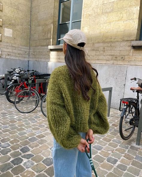 Knitted Clothes Ideas, Green Cardigan Outfit Aesthetic, Green Knit Sweater Outfit, Knit Wear Outfit, Knit Sweater Outfits, Granola Streetwear, Cool Winter Outfits, Chunky Knit Sweater Outfit, Cooler Weather Outfits