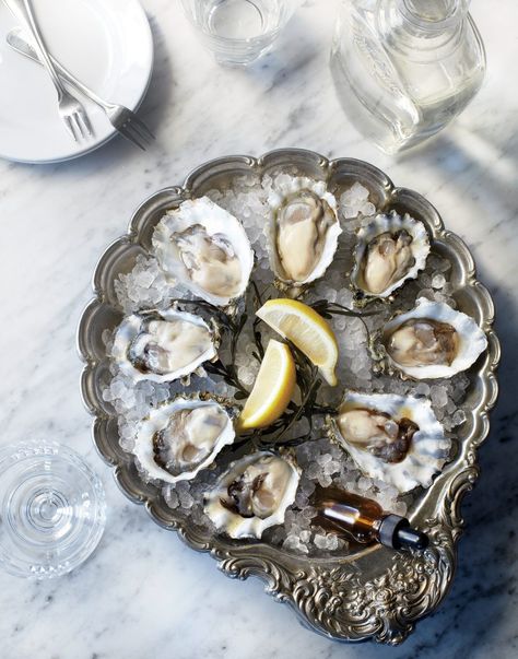 Island Creek Oysters, Eating Oysters, Raw Oysters, Foods High In Iron, Fresh Oysters, Idee Pasto Sano, Eating Raw, Food 52, Health Facts