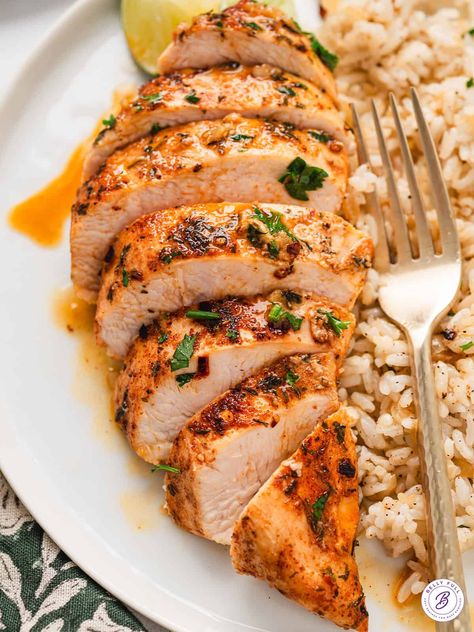 This Garlic Lime Chicken is generously seasoned with an incredible spice rub then sautéed in fresh lime juice and garlic. The end result is tender, juicy chicken breast bursting with flavor! Bonus - this dish is low calorie, low carb, and high protein. Lean Chicken Breast Recipes, Low Cal Chicken Breast Recipes, Chicken Breast Recipes Low Calorie, Low Calorie Chicken Breast Recipes, Tender Juicy Chicken Breast, High Protein Chicken Recipes, Low Calorie Chicken Recipes, Lime Juice Recipes, Garlic Lime Chicken