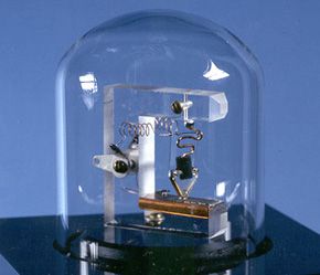 In 1997 Lucent Technologies created this replica to commemorate the 50th anniversary of the invention of  the point-contact transistor at Bell Labs. First transistor. Evolution Of Technology, First Transistor, Bell Labs, Medicine Art, Famous Inventors, Embedded Systems, Alexander Graham Bell, Dna Molecule, Radio Design