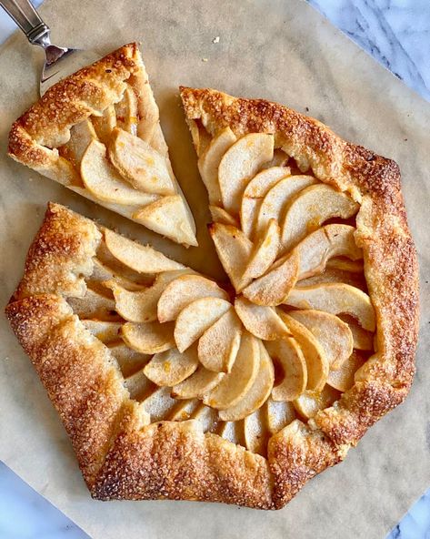 Good Desserts To Make, Pear Galette, Apple Treats, Dessert To Make, Flat Cakes, Apple Pie Bars, Apple Fritter, Classic Apple Pie, Galette Recipe