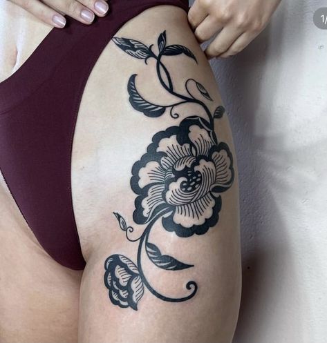 Bold Flower Tattoo Black, Hip Tattoo American Traditional, Block Print Style Tattoo, American Traditional Folk Tattoo, Tattoos That Compliment Body Shape, American Traditional Hip Tattoo, Tattoo Convention Outfit, Ornamental Hip Tattoo, Back Tattoo Traditional