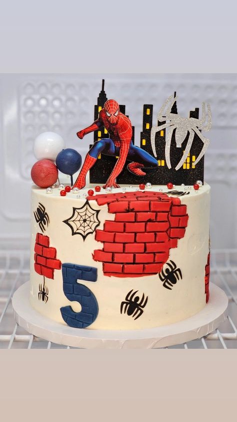 White Spiderman Cake, Spidey Cake Ideas, Superhero Cake For Boys, Spiderman Cake Birthday For Kids, Spiderman Cake Ideas, Dc Cake, Spiderman Birthday Cake, Buttercream Cake Designs, Marvel Cake