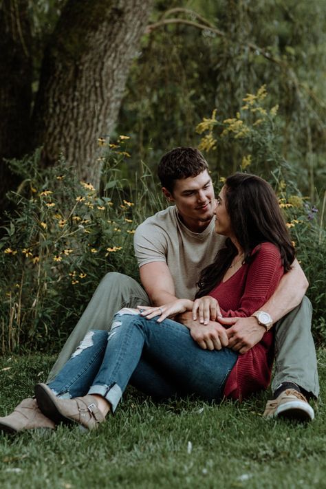 Couple In The Park Photo Ideas, Park Couple Photoshoot Ideas, Park Couple Poses, Couple Pose In Park, Couple Poses In Park, Couples Park Photoshoot, Couple Park Photoshoot, Couple In Park Photography, Park Couple Photoshoot