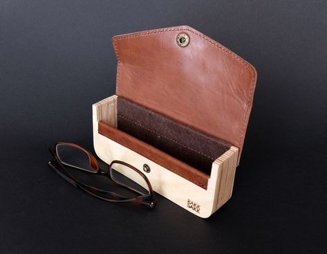 Wooden Glasses Case, Glasses Case Hard, Wood Bag, Leather Bag Tutorial, Diy En Cuir, Wooden Glasses, Wooden Bag, Leather Glasses Case, Leather And Wood