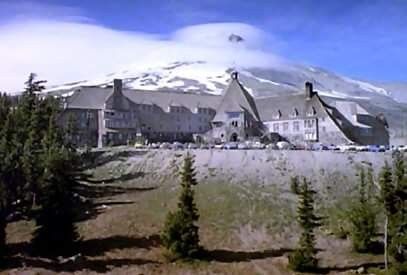 Overlook Hotel in Sidewinder, Colorado, The Shining filmed here for outside scenes Stanley Kubrick The Shining, The Stanley Hotel, Film Cult, Timberline Lodge, Doctor Sleep, Overlook Hotel, Hotel Exterior, Simon Pegg, Elijah Wood