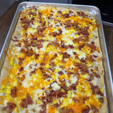 Sheet Pan Breakfast Pizza - Cooking in the Midwest Sheet Pan Breakfast Pizza, Homemade White Gravy, Cooking In The Midwest, Sheet Pan Breakfast, Pizza Cooking, Dough Ideas, Pancake Bites, Breakfast Prep, Recipes Casserole