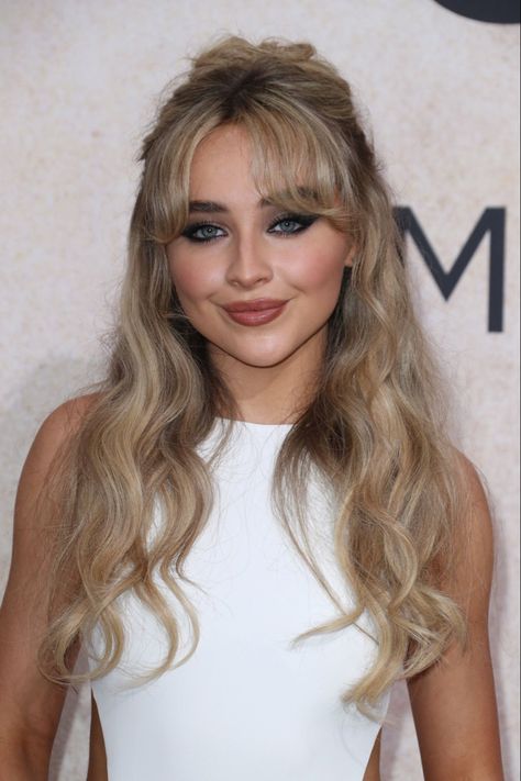 Sabrina Carpenter Hair Half Up Half Down, Sabrina Carpenter Hair Color, Prom Hair Bangs, Sabrina Carpenter Hairstyles, Prom Hair With Bangs, Half Up Half Down Bangs, Prom Hairstyles With Bangs, Sabrina Carpenter Hair, Bridesmaid Hairstyles With Bangs