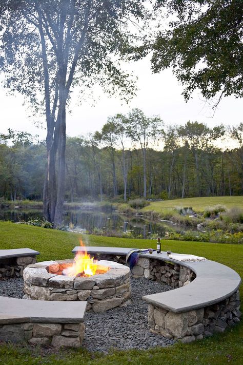 outdoor fire pit with benches Fire Pit Landscaping, Fire Pit Furniture, Fire Pit Designs, Backyard Fire, Fire Pit Backyard, Diy Metal, Cool Ideas, Backyard Fun, Outdoor Fire