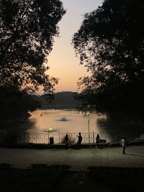 Beautiful sunset at lakes of hauz khas delhi aesthetic Hauz Khas Aesthetic, Delhi Aesthetic, Hauz Khas, Delhi City, City Life Photography, Computer Basic, Picture Places, Desi Aesthetic, Medical Aesthetic