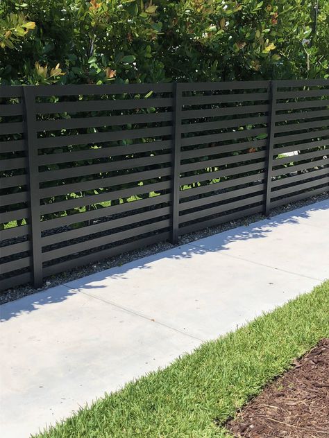 Privacy Screen Fence Ideas, Screen Fence Ideas, Wooden Privacy Screen, Outdoor Fence Decor, Privacy Screen Fence, Garden Privacy Screen, Black Fence, Modern Fence Design, House Fence Design