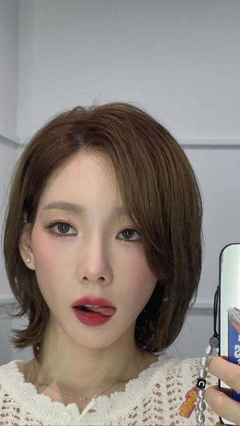 Taeyeon Short Hair, Girl Generation, Girls' Generation Taeyeon, Kim Taeyeon, Short Brown Hair, Snsd Taeyeon, Girl Haircuts, Light Makeup, Girls Generation