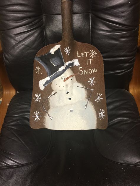 Painted Shovels Christmas, Painted Shovels Ideas, Paint Roller Snowman, Snowman Shovel Painted, Silverware Ornaments, Painted Shovels, Shovel Decor, Scene Crafts, Shovel Craft