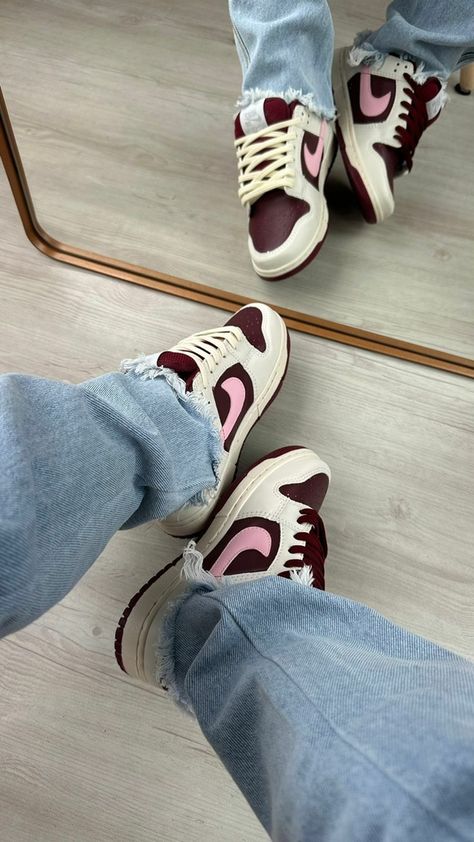 Nike Shoes 2023, Dunks Aesthetic, Dunk Nike, Jordan Dunk, Nike Shoes Women Fashion, Pretty Sneakers, Shoes Aesthetic, Trendy Shoes Sneakers, Nike Fashion Shoes