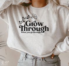 T-shirt design ideas for women Minimalist Shirts Design, Women Shillouette, Cute Vinyl Shirts Women, Trendy Tshirt Designs, Motivational Clothing, Motivational Shirts, Cricut Inspiration, T-shirt Print Design, Self Growth