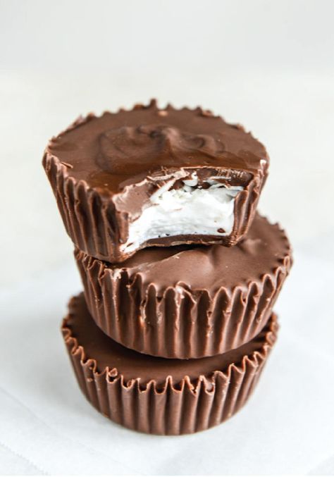 Homemade Mallo Cups – Make your own chocolate cup candy and serve to guests at your next get-together! Homemade Candy Bars, Candy Bar Recipe, Quick Food, Homemade Candy, Custard Cake, Candy Recipes Homemade, Christmas Candy Recipes, Homemade Candies, Chocolate Cups