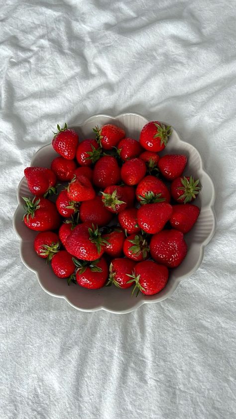 Frozen Fruit Aesthetic, Aesthetic Strawberries, Strawberries Aesthetic, Aesthetic Strawberry, Strawberry Aesthetic, Spring Fruit, Strawberry Summer, Two Souls, Healthy Food Motivation