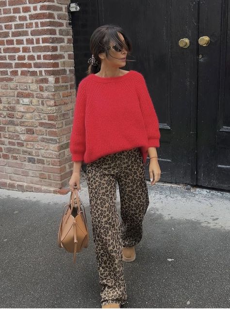 Leopard Joggers Outfit Winter, Pink Top Winter Outfit, Christmas Sweatpants Outfit, Game Day Street Style, Leopard Print Pants Outfit Casual, Cheetah Jeans Outfit Fall, Wide Leg Cheetah Pants Outfit, Cheetah Pants Outfit Fall, Comfy Fashion Aesthetic