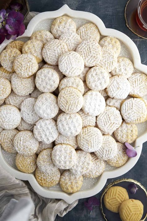 Eid Cookies Recipes, Ramadan Cookies, Kahk Recipe, Eid Special Dessert Recipes, Iraqi Date Cookies, Ghraybeh Cookies, Eid Biscuits, Mexican Wedding Cookies, Snowball Cookies