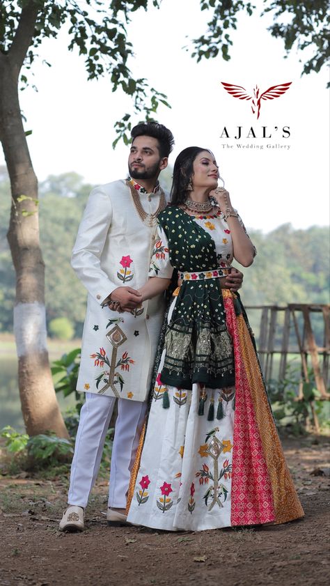 Kanku Pagla Outfit, Couple Twinning Outfits Indian, Cuples Cloths, Wedding Bridesmaids And Groomsmen, Garba Poses, Shadi Decoration, Engagement Dress For Groom, Wedding Matching Outfits, Combination Dresses