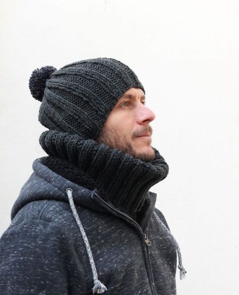 One skein;  Make a gift for your man that he will love with this free men’s hat knitting pattern.Simple to make in an easy ribbed stitch, this free men’s hat knitting pattern will knit up a hat in a couple of hours.You can make the matching cowl too, just to make sure he stays nice and cosy.This hat is knit in the round on circular needles. Mens Hat Knitting Pattern, Beanie Diy, Mens Crochet Beanie, Knit Hat For Men, Knitting Patterns Free Hats, Crochet Cowl Pattern, Cowl Knitting Pattern, Crochet Beanie Pattern, Knit Men