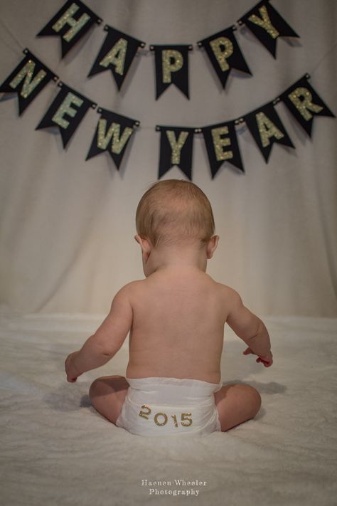 New Year Baby Pictures, Baby Holiday Pictures, Holiday Baby Pictures, Baby Holiday Photos, Baby Christmas Photography, Christmas Baby Pictures, Baby New Year, Baby Milestones Pictures, Baby Christmas Photos