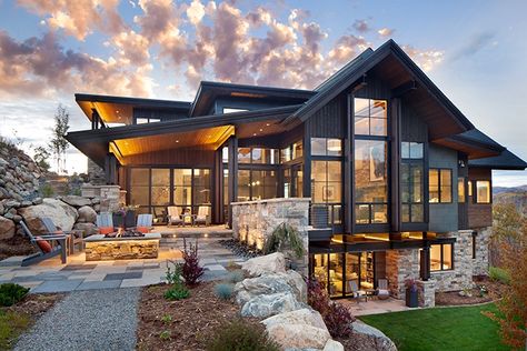 A Modern Home Built into the Hill Dröm Hus Planer, Contemporary Mountain Home, Home Designs Exterior, Modern Mountain Home, Modern Mountain, Modern Beach House, Steamboat Springs, Beach House Design, Mountain Homes