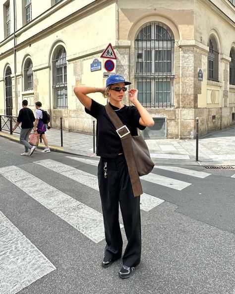 Discover the ultimate street style look with a black on black outfit complemented by a blue trucker hat, a large crossbody brown bag, cool sunglasses, and black New Balance shoes. Add a pop of color to your ensemble with this chic and edgy combination! 🖤🧢👜🕶️👟 #StreetStyle #FashionInspiration #BlackOutfit #TruckerHat #CrossbodyBag #NewBalanceShoes #PopOfColor Street Fashion Women Casual, New Balance Black Women, Black New Balance Shoes, Head Scarf Outfit, Street Fashion Women, Women Street Fashion, Trucker Hat Outfit, Blue Trucker Hat, Black New Balance