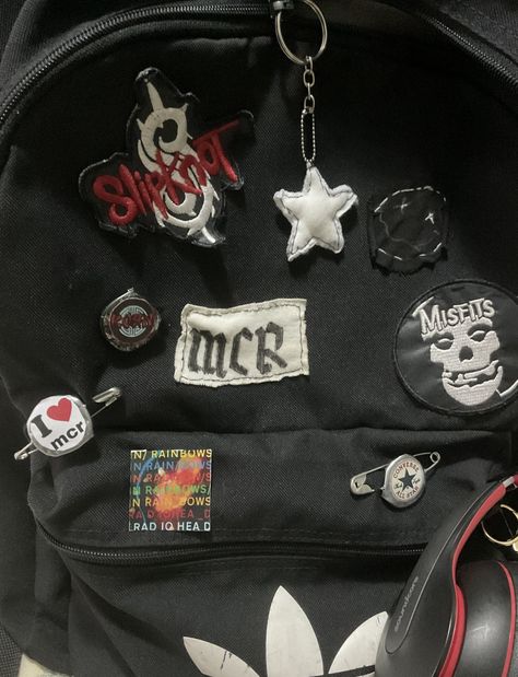 Grunge Backpack, Aesthetic Hellokitty, Converse Backpack, Skater Beanie, Cool Keychains, Stylish School Bags, Aesthetic Backpack, Bag Patches, Inside My Bag