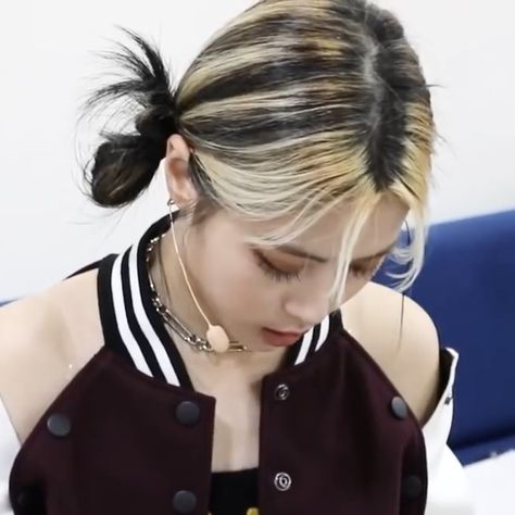 ITZY ! ryujin icon Oreo Hair Color Short, Ryujin Skunk Hair, Ryujin Oreo Hair, Ryujin Hairstyles, Skunk Hair Short, Oreo Hair Color, Ryujin Icons Lq, Ryujin Hair, Sind Curtain Bangs