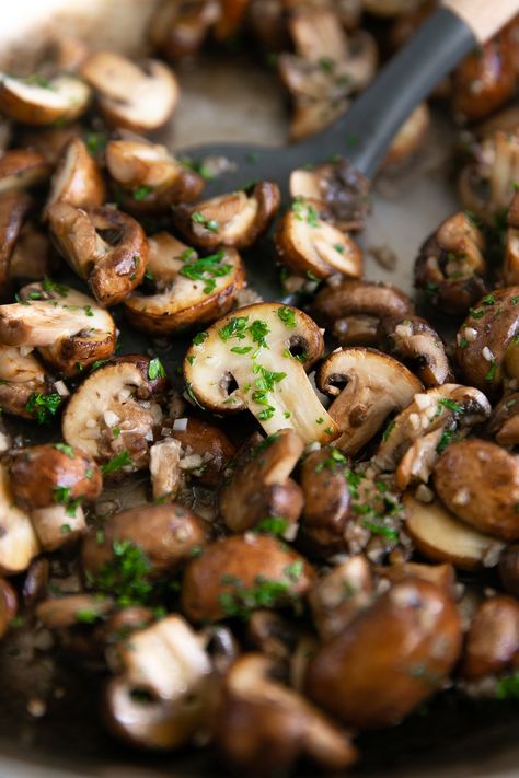 Easy Sautéed Mushrooms Recipe bathed in an irresistible garlic butter sauce. Ready in under 15 minutes, learn How to cook Mushrooms perfectly every time and serve with your favorite chicken, steak, or pork recipes. Low Calorie Side Dishes, Butter Mushrooms, Yummy Vegetables, Creamy Mashed Cauliflower, Garlic Butter Mushrooms, Baked Mushrooms, Easy Pasta Dinner, How To Cook Mushrooms, Low Carb Side Dishes