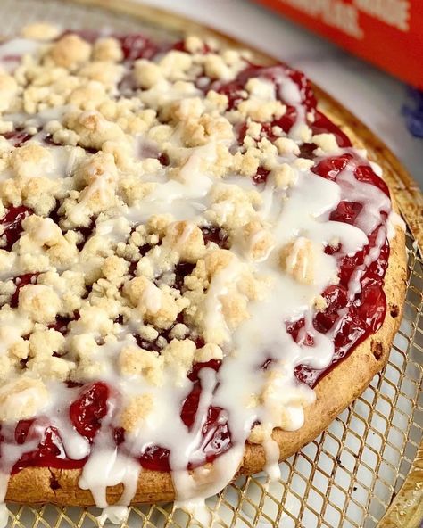 A delicious dessert pizza with cherry pie filling and a warm crumble topping. Cherry Dessert Pizza, Dessert Pizza Recipe Easy, Dairy Free Pizza Crust, Dessert Pizza Crust, Pie Filling Desserts, Non Chocolate Desserts, Strawberry Pizza, Cherry Recipes Dessert, Strawberry Rhubarb Crumble