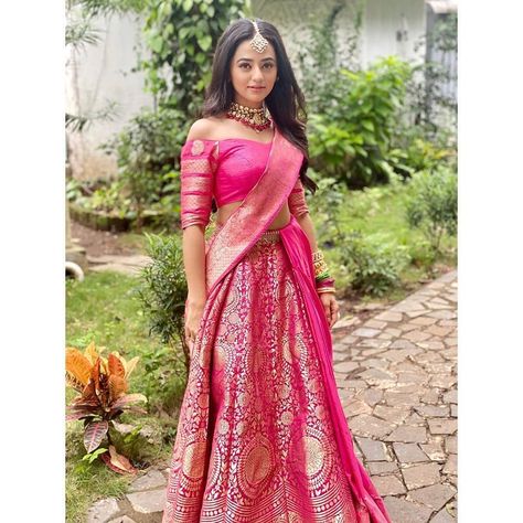 Tellychakkar Official ® posted on Instagram: “The pink rose is blooming like a royalty @hellyshahofficial . . . . . Follow - @tellychakkar . . .…” • See all of @tellychakkar's photos and videos on their profile. Indian Sari Dress, Helly Shah, Bridal Lehenga Collection, Teen Girl Dresses, Traditional Indian Outfits, Indian Bridal Dress, Designer Saree Blouse Patterns, Fashion Design Dress, Dress Indian Style